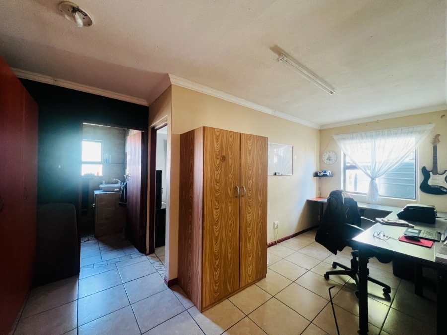 8 Bedroom Property for Sale in Rooi Rivier Rif Western Cape